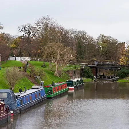 Chester'S Only Tin Chapel - Unique, Spacious 2 Bedrooms, Garden And Free Parking Exterior photo