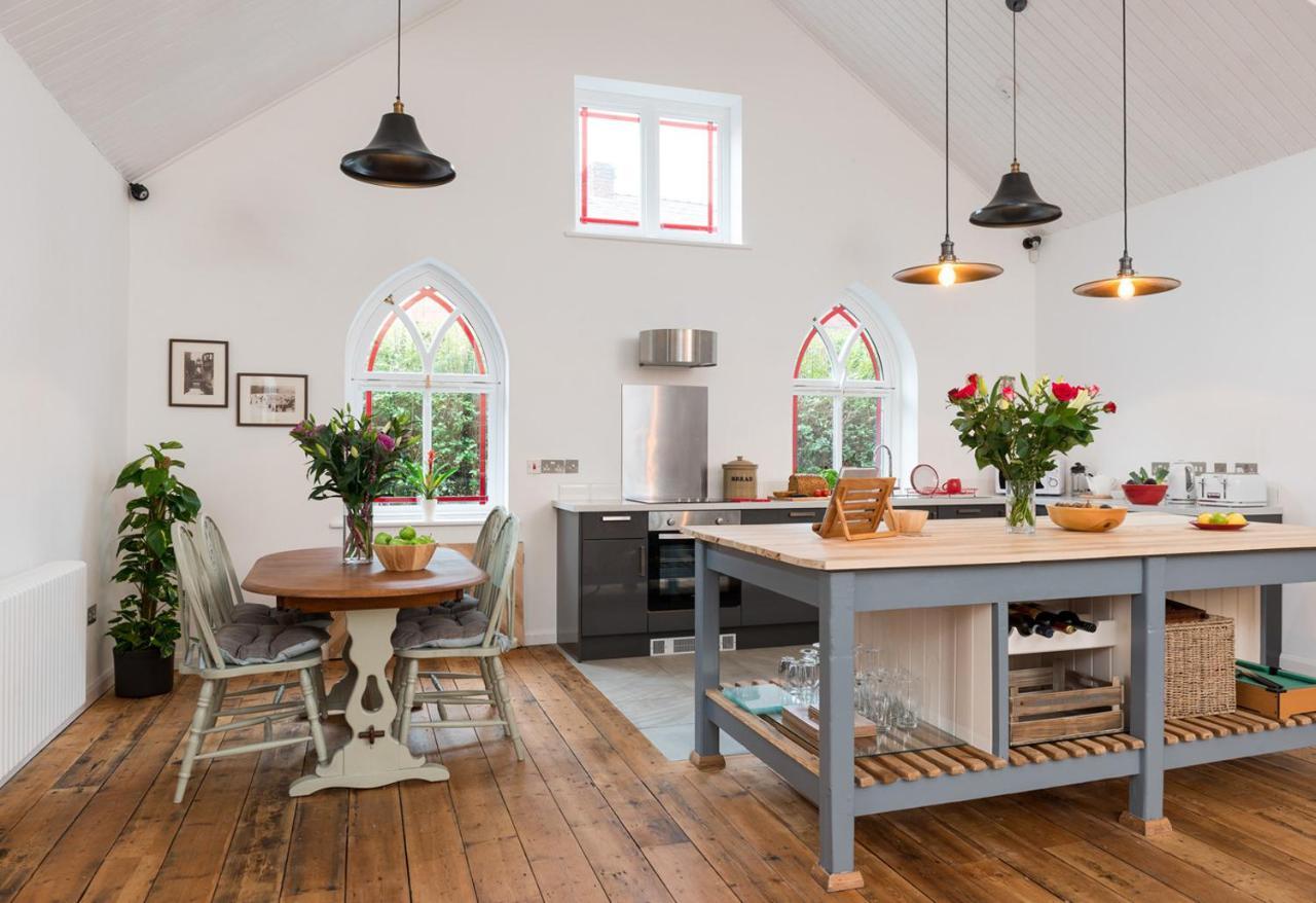 Chester's Only Tin Chapel - Unique, Spacious 2 Bedrooms, Garden And Free Parking
