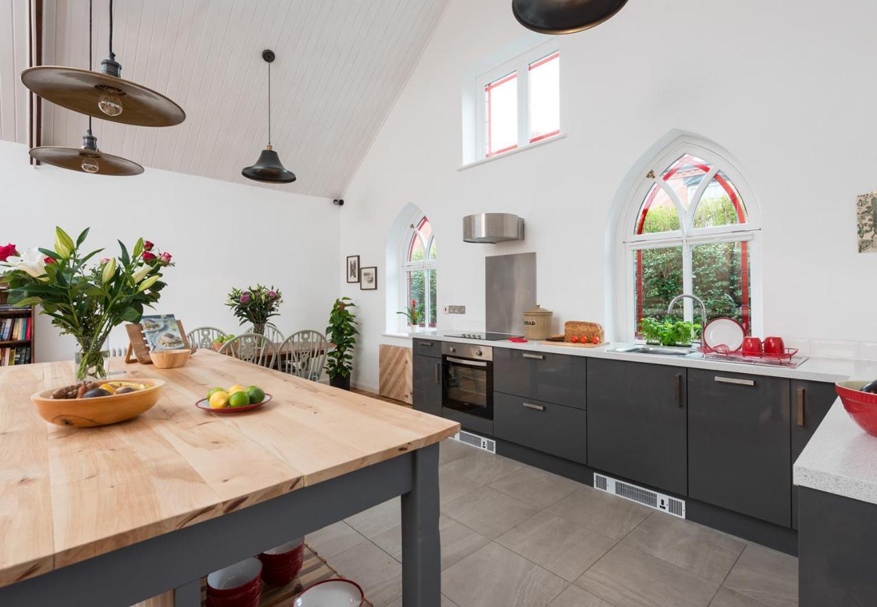 Chester's Only Tin Chapel - Unique, Spacious 2 Bedrooms, Garden And Free Parking Chester