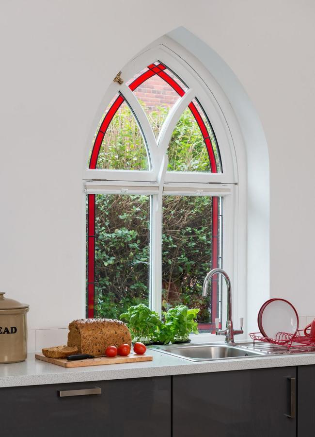 Chester's Only Tin Chapel - Unique, Spacious 2 Bedrooms, Garden And Free Parking * Chester