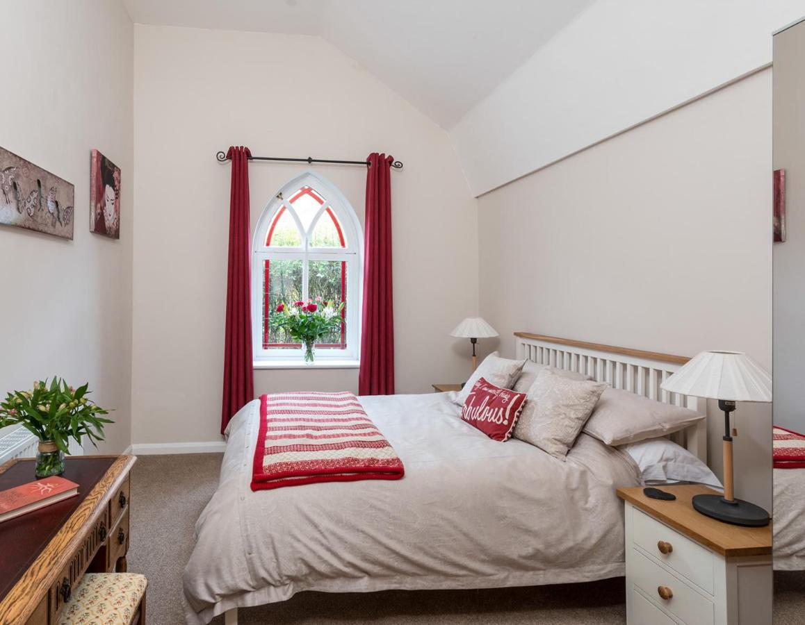 Chester's Only Tin Chapel - Unique, Spacious 2 Bedrooms, Garden And Free Parking Chester